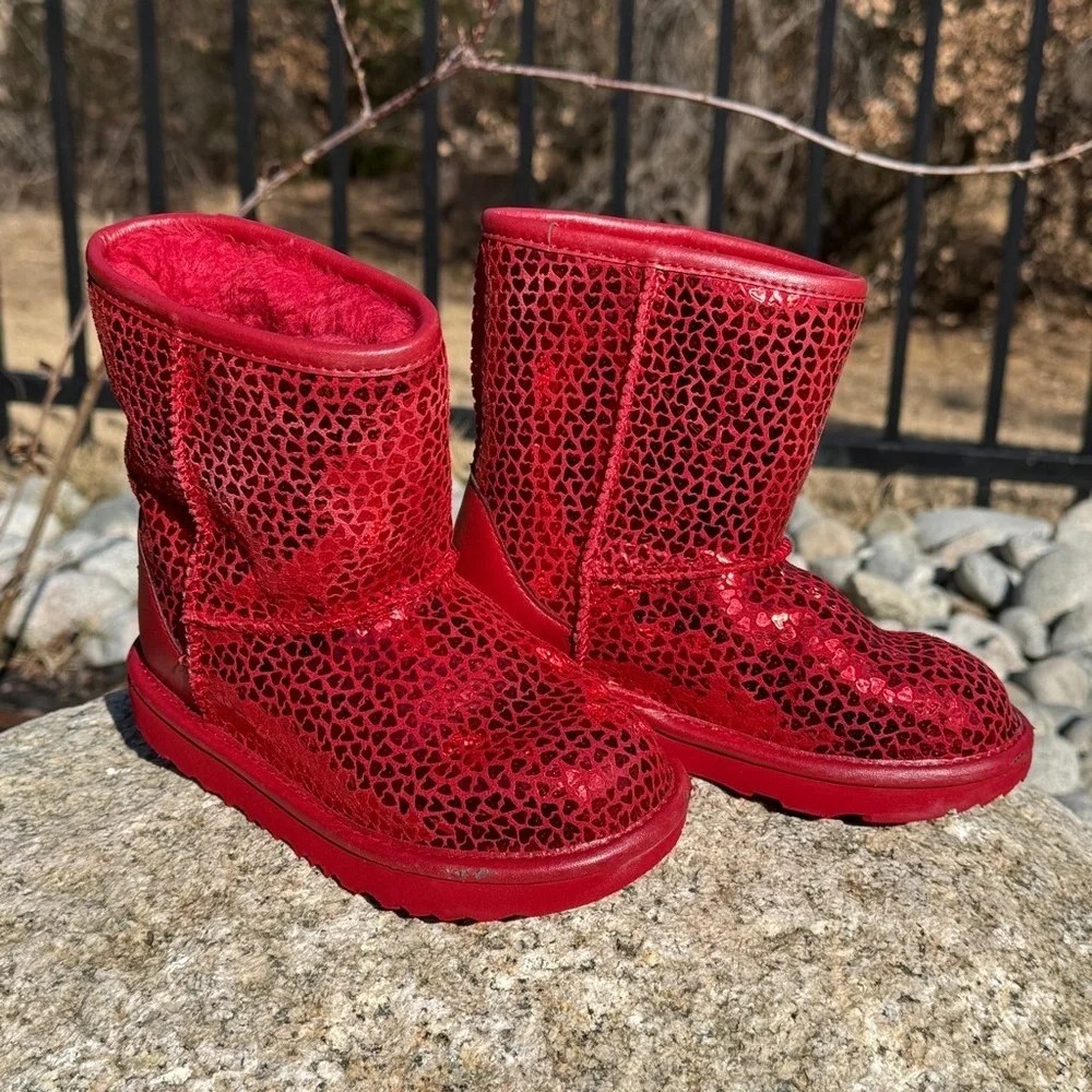 UGG Classic II Kids Short Boots Red Heart Print Shearling Lined Slip On Size 11